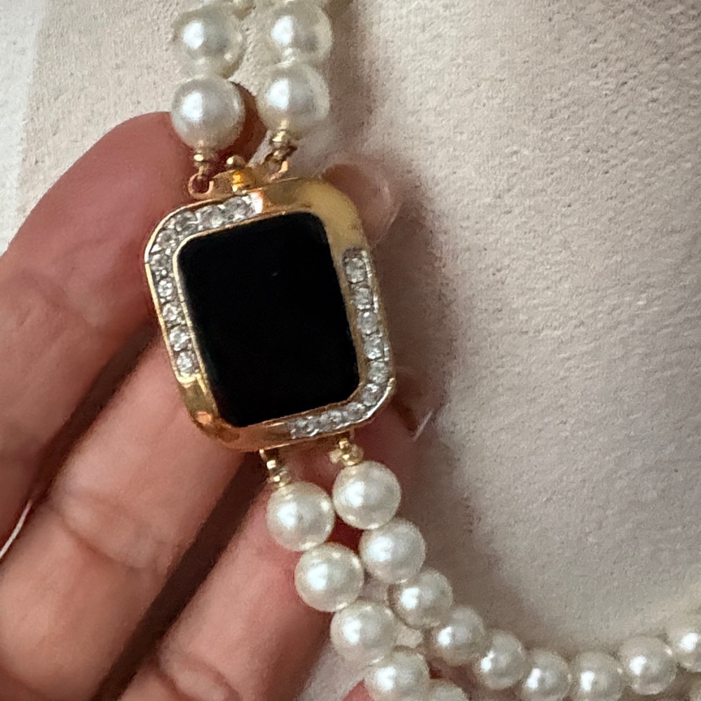 Elegant Pearl Necklace with Black and Gold Accent - Picture 3 of 8